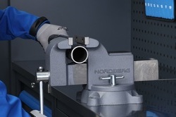Необходимый инструмент на СТО - тиски слесарные усиленные 125 мм NORDBERG NTH125